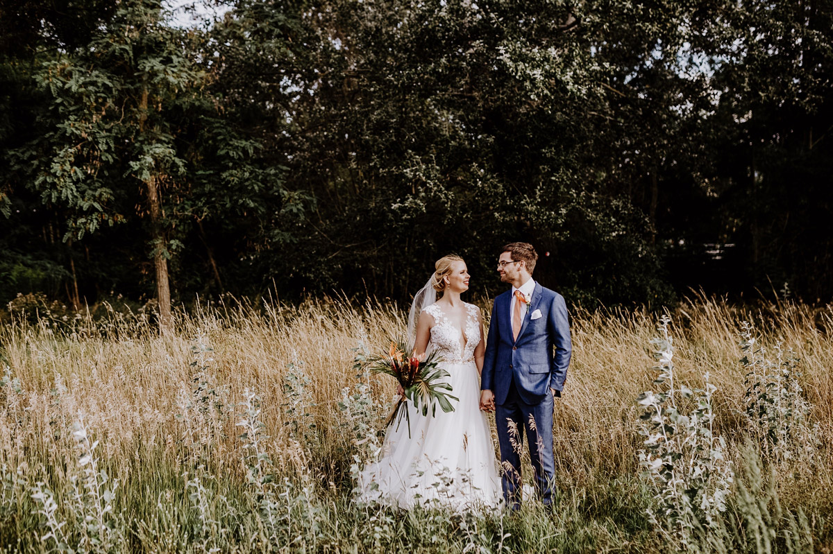 Hochzeitspaar Fotos in der Natur - Hochzeitsfotos tropische Hochzeit in der Biosphäre Potsdam von Hochzeitsfotograf Berlin © www.hochzeitslicht.de #hochzeitslicht