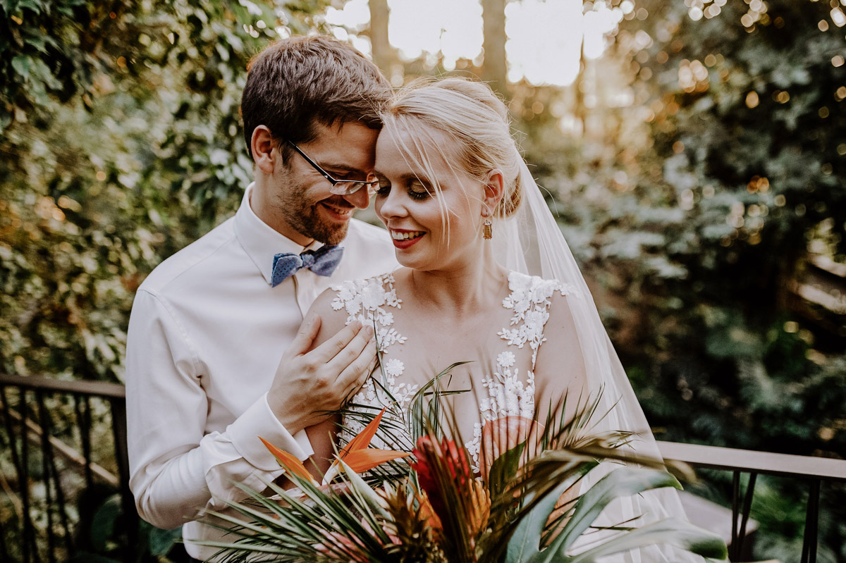 Sonnenuntergang Fotoshooting Hochzeitspaar - Hochzeitsfotos tropische Hochzeit in der Biosphäre Potsdam von Hochzeitsfotograf Berlin © www.hochzeitslicht.de #hochzeitslicht