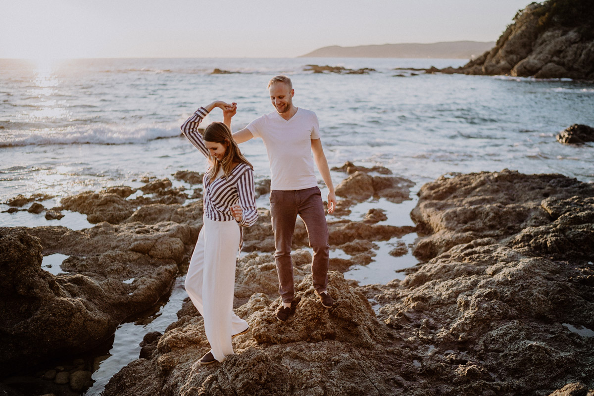 Idee Paarfotoshooting authentische und natürliche Paarfotos vom Fotograf aus Berlin © www.hochzeitslicht.de #hochzeitslicht in Italien am Meer einen Tag vor Strandhochzeit