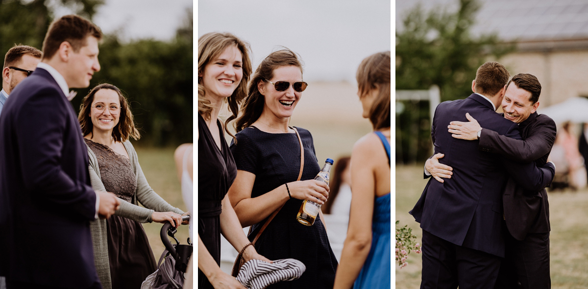 Hochzeitsfotos Ankunft Gäste Landhochzeit - Scheunenhochzeit in Brandenburg - freie Trauung Kulturscheune Thyrow von Hochzeitsfotograf Berlin © www.hochzeitslicht.de #hochzeitslicht