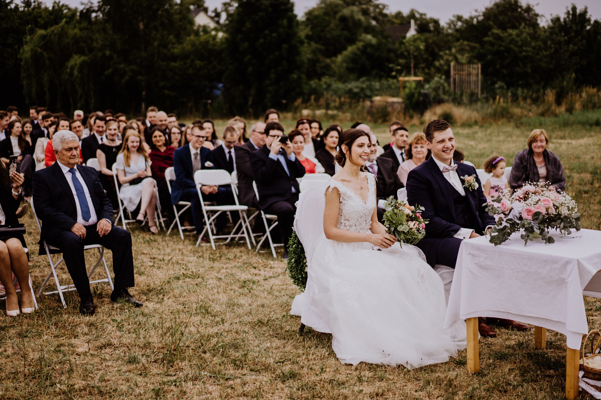 authentische Hochzeitsfotografie Brandenburg - Scheunenhochzeit in Brandenburg - freie Trauung Kulturscheune Thyrow von Hochzeitsfotograf Berlin © www.hochzeitslicht.de #hochzeitslicht