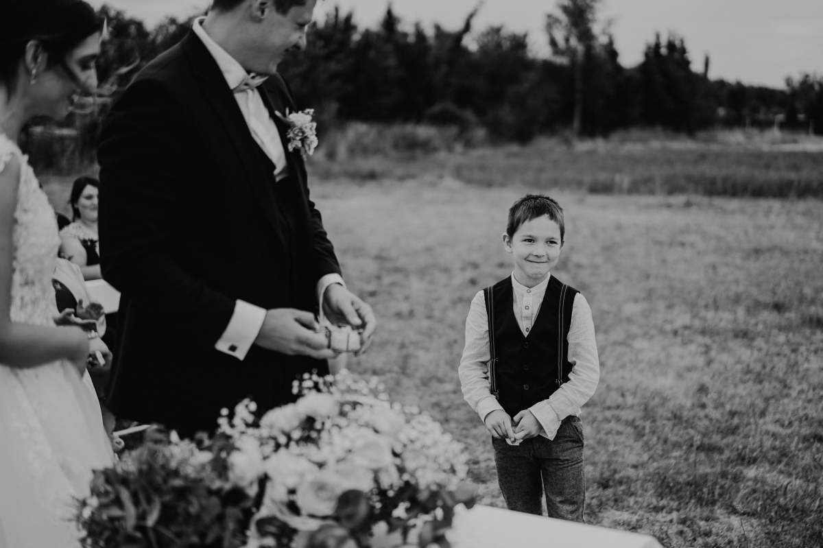 freie Traung Landhochzeit - Scheunenhochzeit in Brandenburg - freie Trauung Kulturscheune Thyrow von Hochzeitsfotograf Berlin © www.hochzeitslicht.de #hochzeitslicht