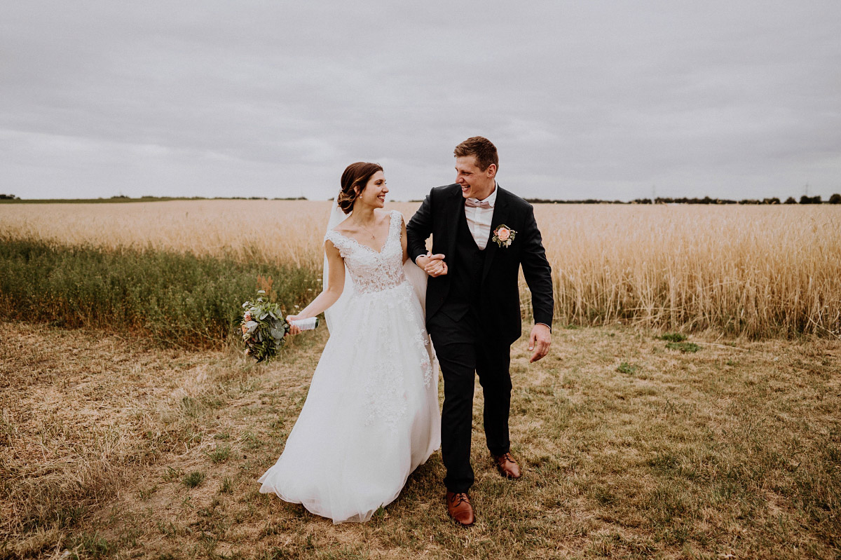 Paarfotoshooting Landhochzeit auf Feld - Scheunenhochzeit in Brandenburg - freie Trauung Kulturscheune Thyrow von Hochzeitsfotograf Berlin © www.hochzeitslicht.de #hochzeitslicht