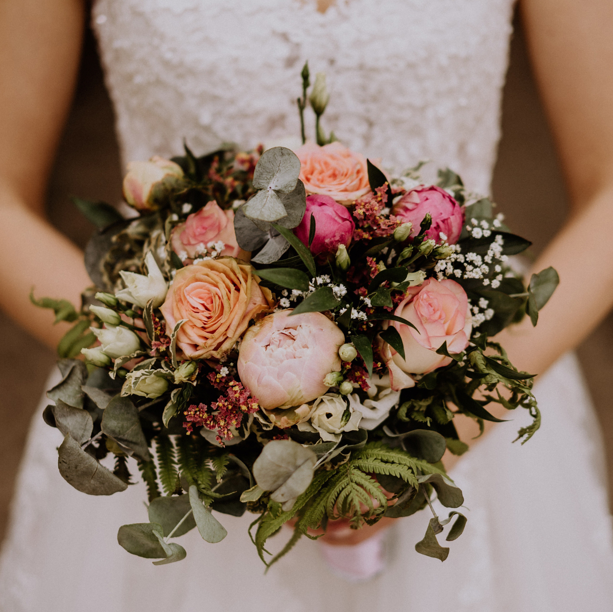 Brautstrauß rund und klein mit rosa Pfingstrosen und lachsfarbenen Rosen, Eukalyptus und Farn Sommerhochzeit - Scheunenhochzeit in Brandenburg - freie Trauung Kulturscheune Thyrow von Hochzeitsfotograf Berlin © www.hochzeitslicht.de #hochzeitslicht