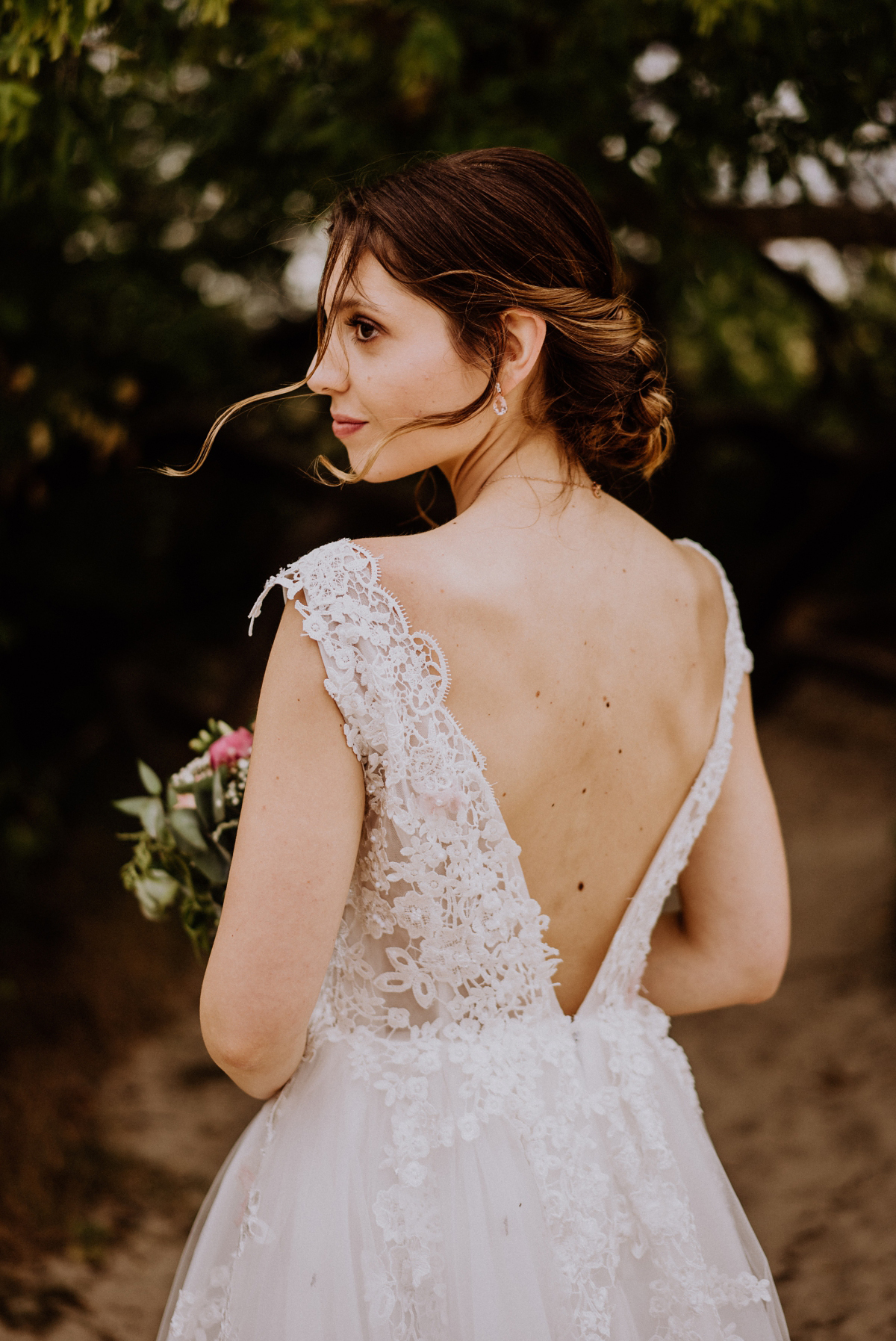 Brautportrait von hinten Hochzeitskleid rückenfrei V-Ausschnitt mit Spitze; Braut mit Dutt Frisur aus langen Haaren Vintagehochzeit - Scheunenhochzeit in Brandenburg - freie Trauung Kulturscheune Thyrow von Hochzeitsfotograf Berlin © www.hochzeitslicht.de #hochzeitslicht