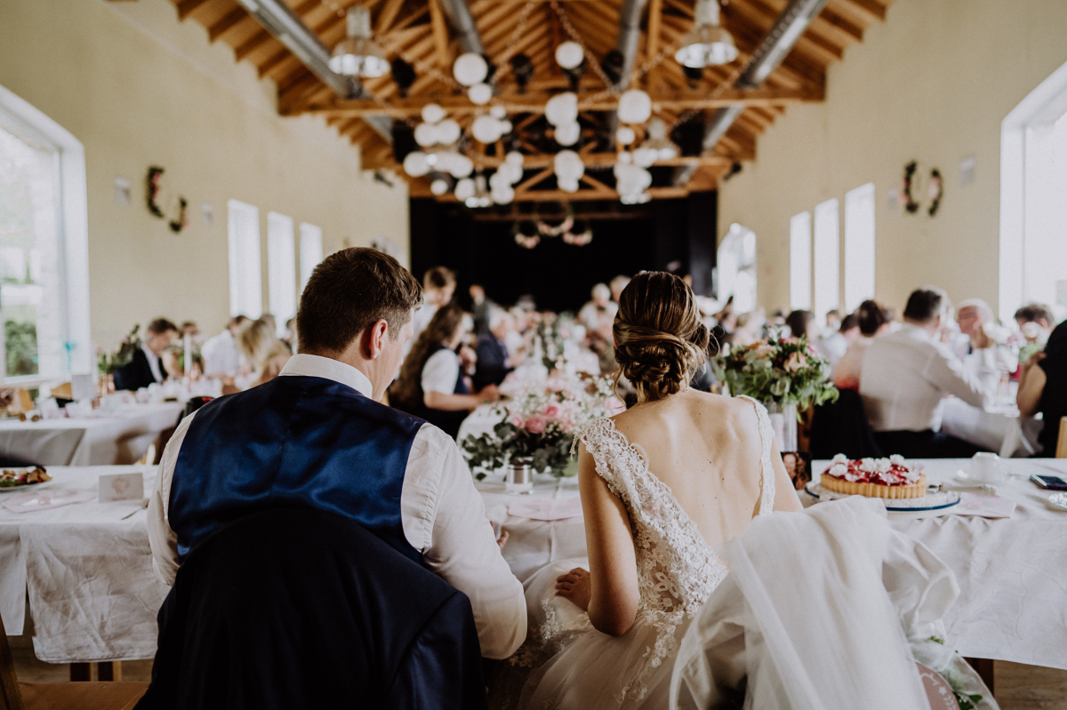 Idee Hochzeitsfoto Brautpaar bei Hochzeitsfeier - Scheunenhochzeit in Brandenburg - freie Trauung Kulturscheune Thyrow von Hochzeitsfotograf Berlin © www.hochzeitslicht.de #hochzeitslicht