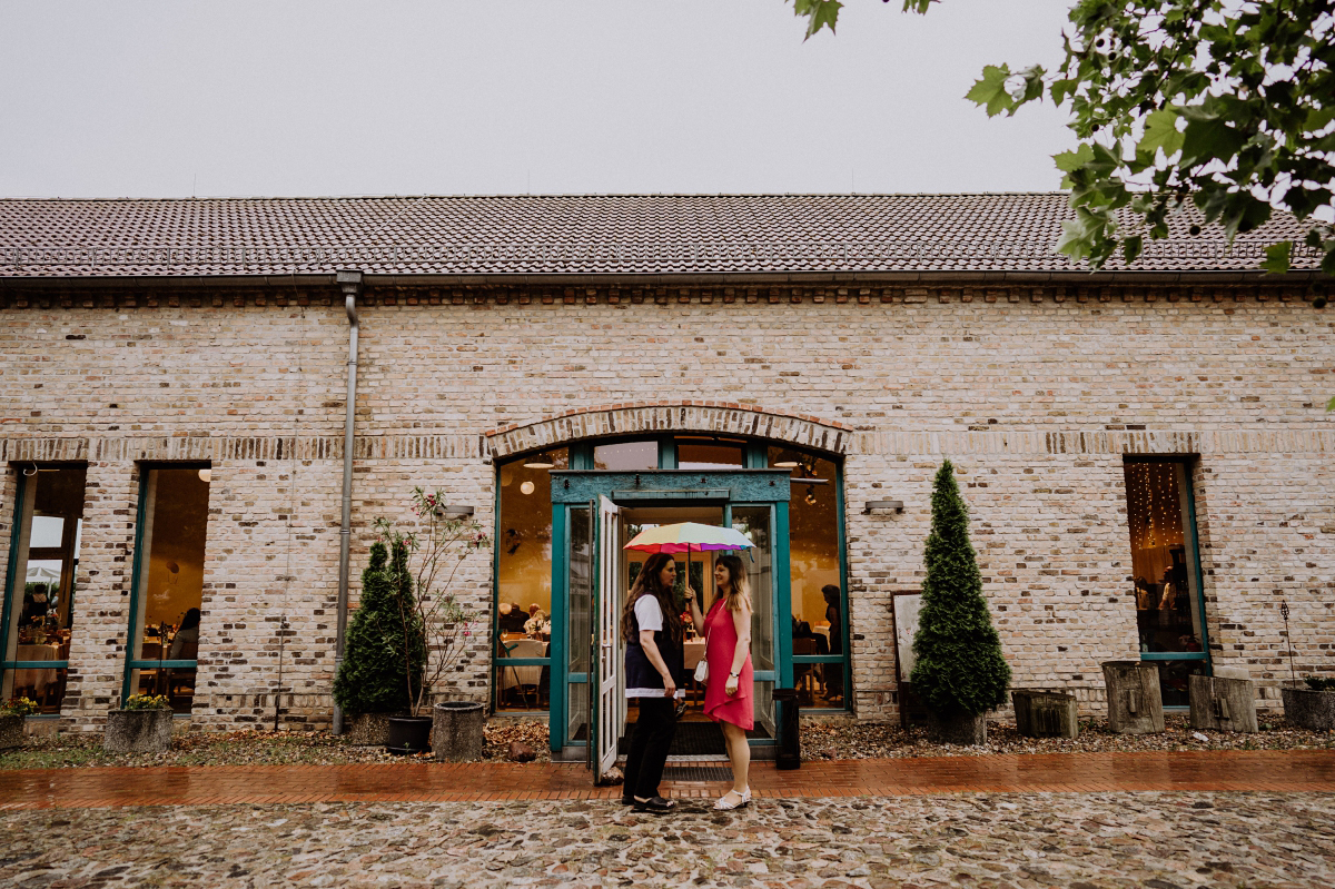 Regen bei Hochzeit - Scheunenhochzeit in Brandenburg - freie Trauung Kulturscheune Thyrow von Hochzeitsfotograf Berlin © www.hochzeitslicht.de #hochzeitslicht