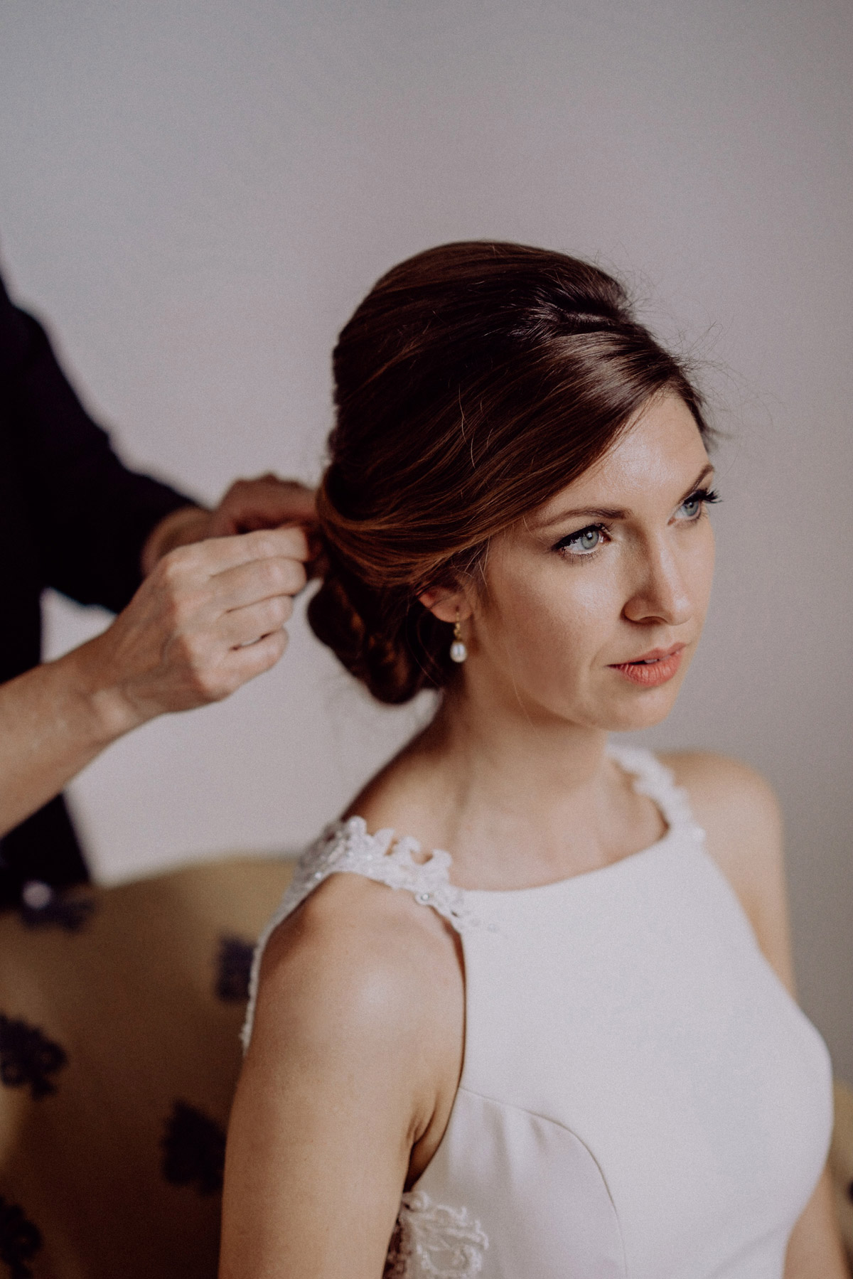 elegante Braut mit Hochsteckfrisur natürliches Make-up Hochzeit mit Hochzeitplanerin aus Berlin #hochzeitslicht Toskana Hochzeitsfotos und Hochzeitsfilm © Destination-Hochzeitsfotograf www.hochzeitslicht.de