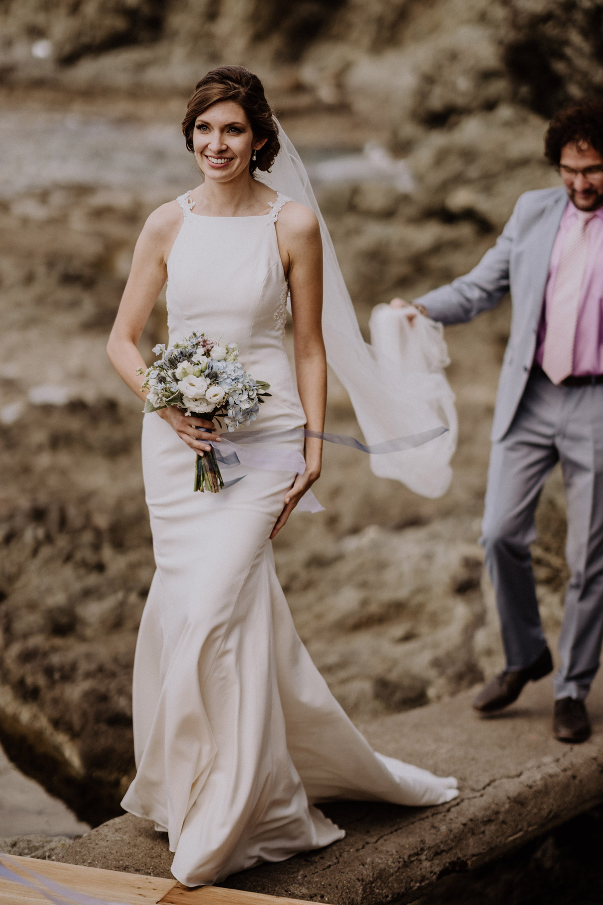 Braut mit Brautvater bei maritimer Hochzeit mit elegantem Hochzeitskleid und hellblau weißen Hochzeitsblumen Brautstrauß mit Hortensien und blauen Bändern - elegantes Strandhochzeit Kleid mit Spitze im Rücken - Toskana Hochzeitsfotograf und Hochzeitsfilmer aus Berlin #hochzeitslicht © www.hochzeitslicht.de