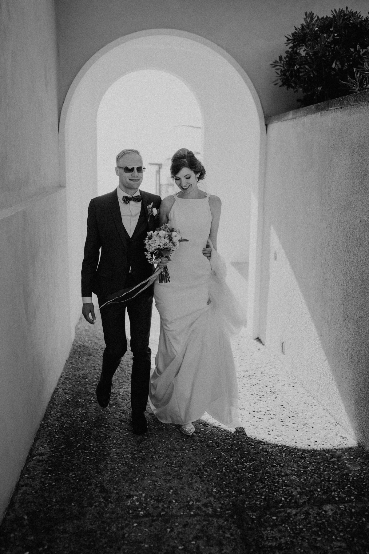 cooles Brautpaar mit Sonnenbrille Italien Hochzeit mit Hochzeitplanerin aus Berlin #hochzeitslicht Toskana Hochzeitsfotos und Hochzeitsfilm © www.hochzeitslicht.de