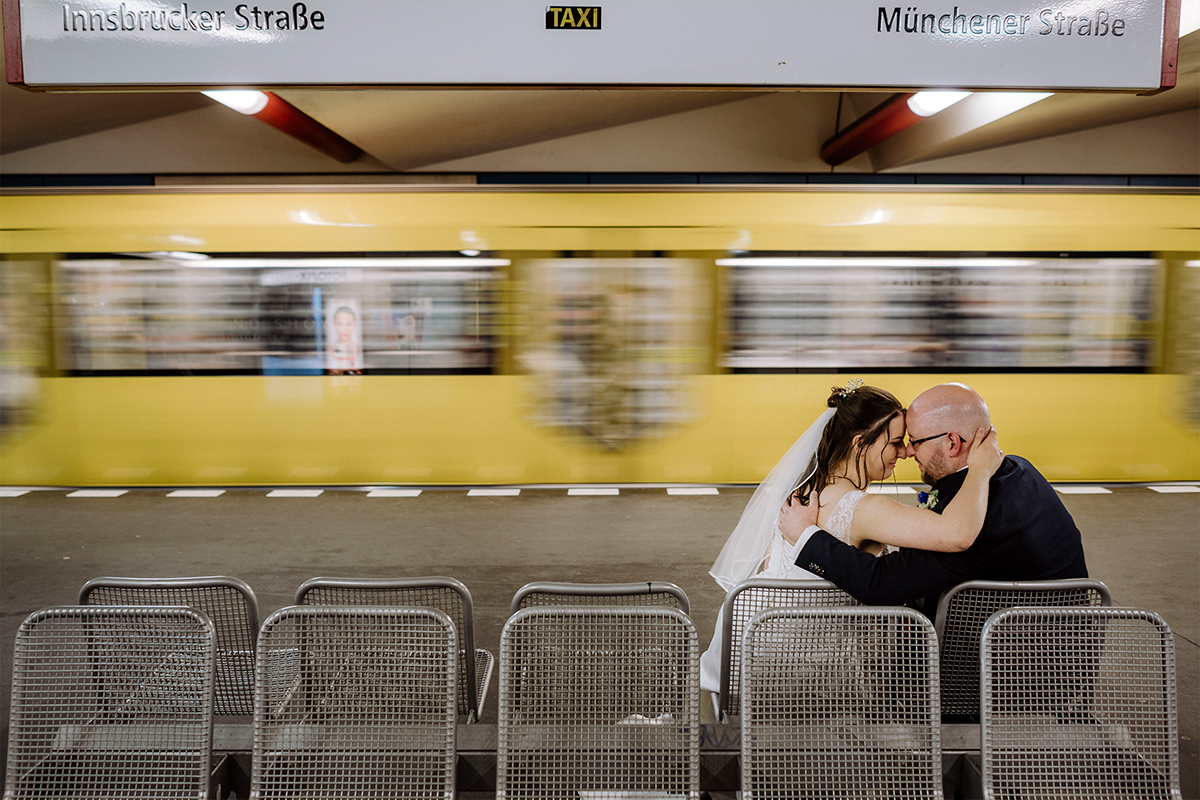 Idee Hochzeitsfoto U-Bahnhof - Zionskirche Berlin Hochzeit mit Brautpaarshooting in U-Bahn von Hochzeitsfotograf Berlin © www.hochzeitslicht.de #hochzeitslicht