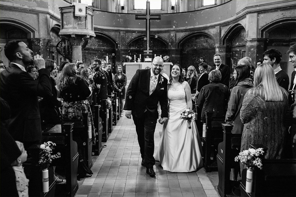 Hochzeitsfoto strahlendes Brautpaar Auszug nach Trauung Kirche - Zionskirche Berlin Hochzeit mit Brautpaarshooting in U-Bahn von Hochzeitsfotograf Berlin © www.hochzeitslicht.de #hochzeitslicht Hochzeitsfoto strahlendes Brautpaar Auszug nach Trauung Kirche - Zionskirche Berlin Hochzeit mit Brautpaarshooting in U-Bahn von Hochzeitsfotograf Berlin © www.hochzeitslicht.de #hochzeitslicht