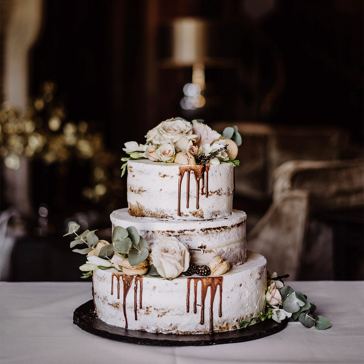 vintage Hochzeitstorte ohne Fondant in Weiß fall-drip naked wedding cake; schöne Hochzeitsdeko auf Schloss Kartzow von vintage Hochzeitsfotografin aus Berlin #hochzeitslicht © www.hochzeitslicht.de