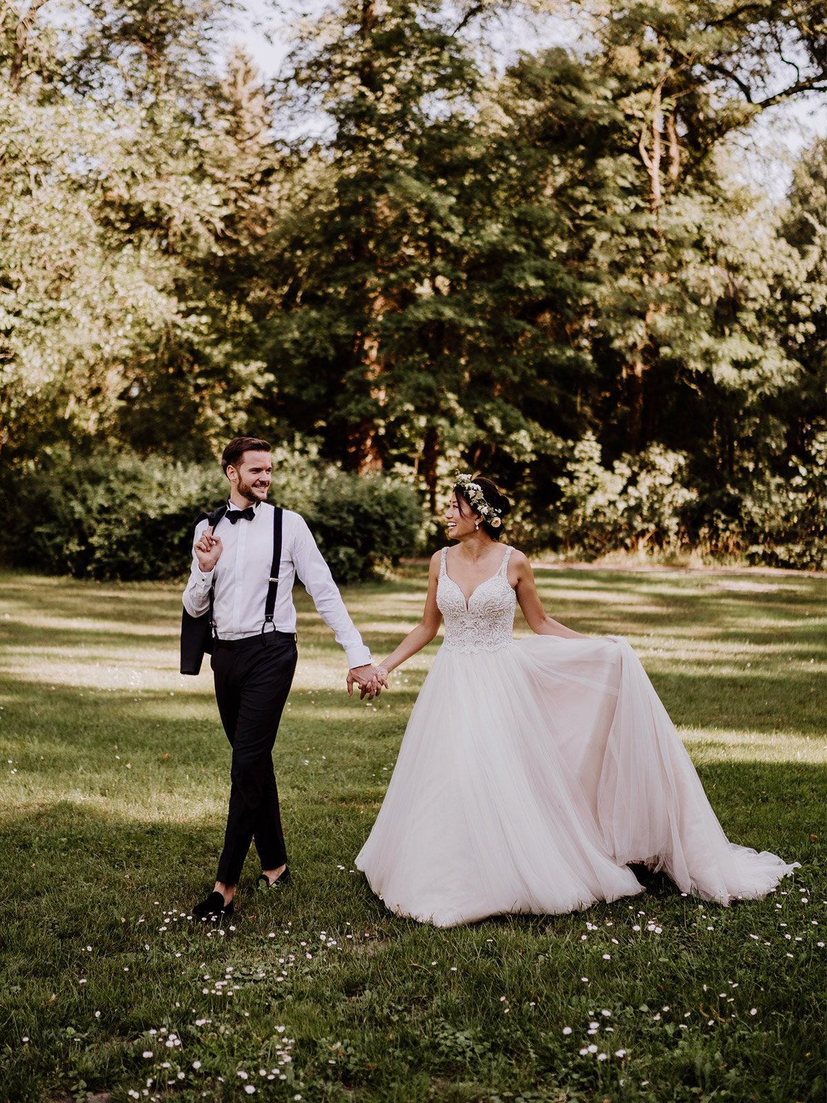 Ideen Hochzeitsfotos #Brautpaar läuft Hand in Hand auf Wiese für natürliche #Hochzeitspaar Fotos im Park vom Schloss Kartzow von vintage Hochzeitsfotografin aus Berlin #hochzeitslicht © www.hochzeitslicht.de