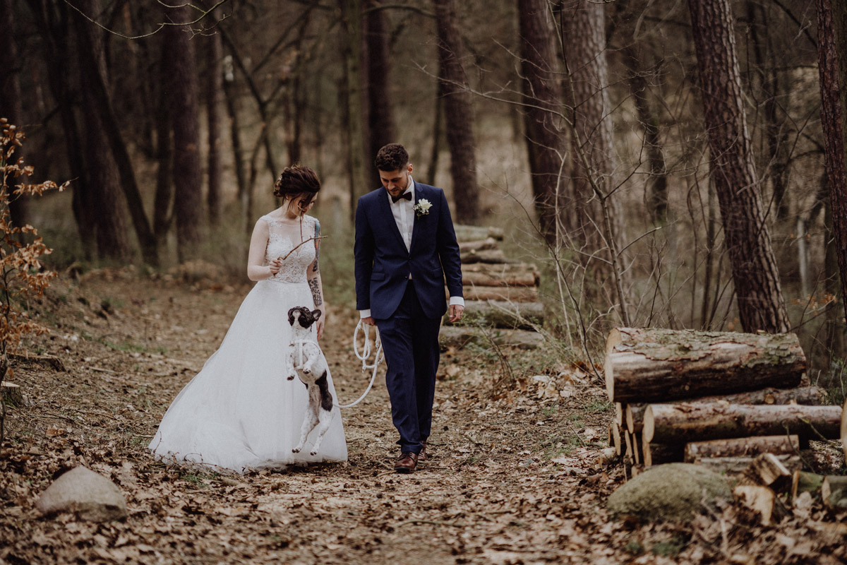 Idee Fotoshooting Hochzeit mit Hund - Corona Hochzeit in Standesamt Kirche Bad Belzig und Springbachmühle von vintage Hochzeitsfotografin aus Berlin #hochzeitslicht © www.hochzeitslicht.de kleine Hochzeit bzw. Small-, Intimate-, Tiny-, Micro-Wedding