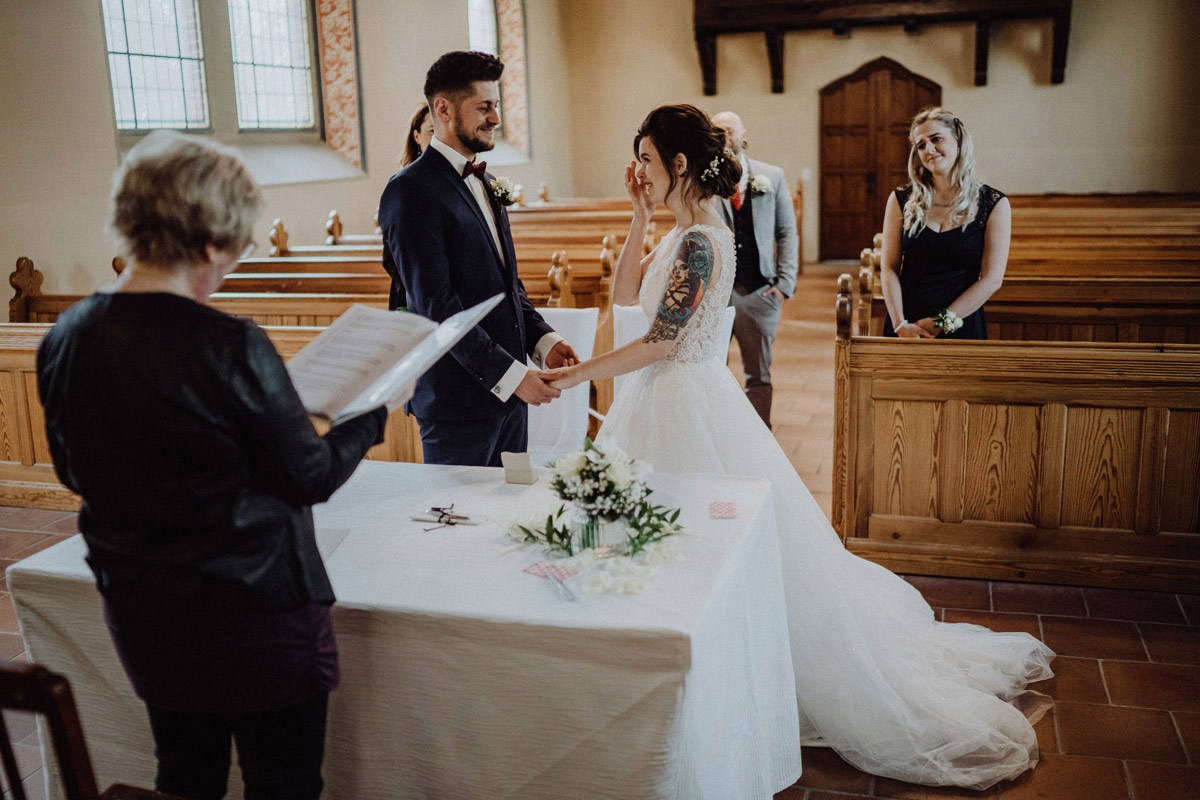 emotionale Hochzeitsfotos - Corona Hochzeit in Standesamt Kirche Bad Belzig und Springbachmühle von vintage Hochzeitsfotografin aus Berlin #hochzeitslicht © www.hochzeitslicht.de kleine Hochzeit bzw. Small-, Intimate-, Tiny-, Micro-Wedding