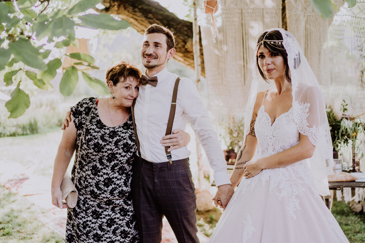 Gartenhochzeit Deko Baum für freie Trauung im Boho-Stil; heiraten auf der Wiese mit Scheune im vintage und boho Stil in Brandenburg Gartenglück Wegendorf von Hochzeitsfotograf aus Berlin #hochzeitslicht © www.hochzeitslicht.de