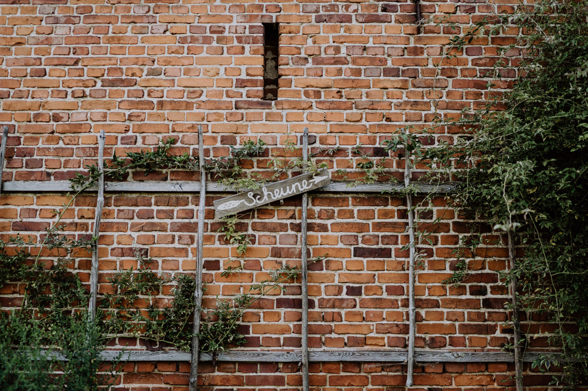 Hochzeitslocation Scheunenhochzeit bei Berlin - DIY-Gartenhochzeit mit Scheune Hochzeit vintage und boho Stil in Brandenburg Gartenglück Wegendorf von Hochzeitsfotograf aus Berlin #hochzeitslicht © www.hochzeitslicht.de