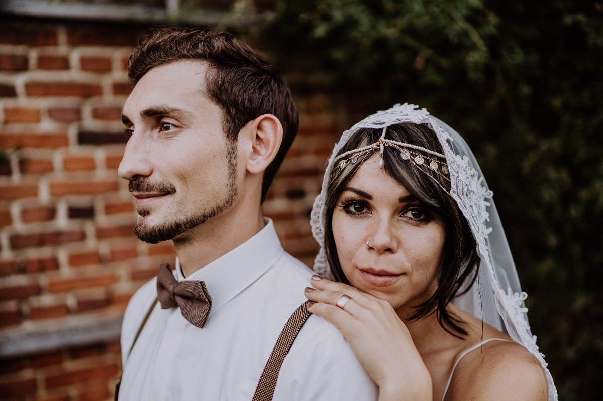 natürliche Hochzeitsfotografie - DIY-Gartenhochzeit mit Scheune Hochzeit vintage und boho Stil in Brandenburg Gartenglück Wegendorf von Hochzeitsfotograf aus Berlin #hochzeitslicht © www.hochzeitslicht.de