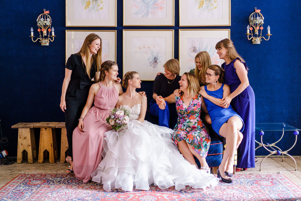 Idee Gruppenfoto Braut mit Bridesmaids vintage Hochzeit in Berlin - so schön kann Heiraten mit freier Trauung nach dem Standesamt in der Hochzeitslocation Von Greifswald sein - Hochzeitsfotos von #hochzeitslicht © www.hochzeitslicht.de