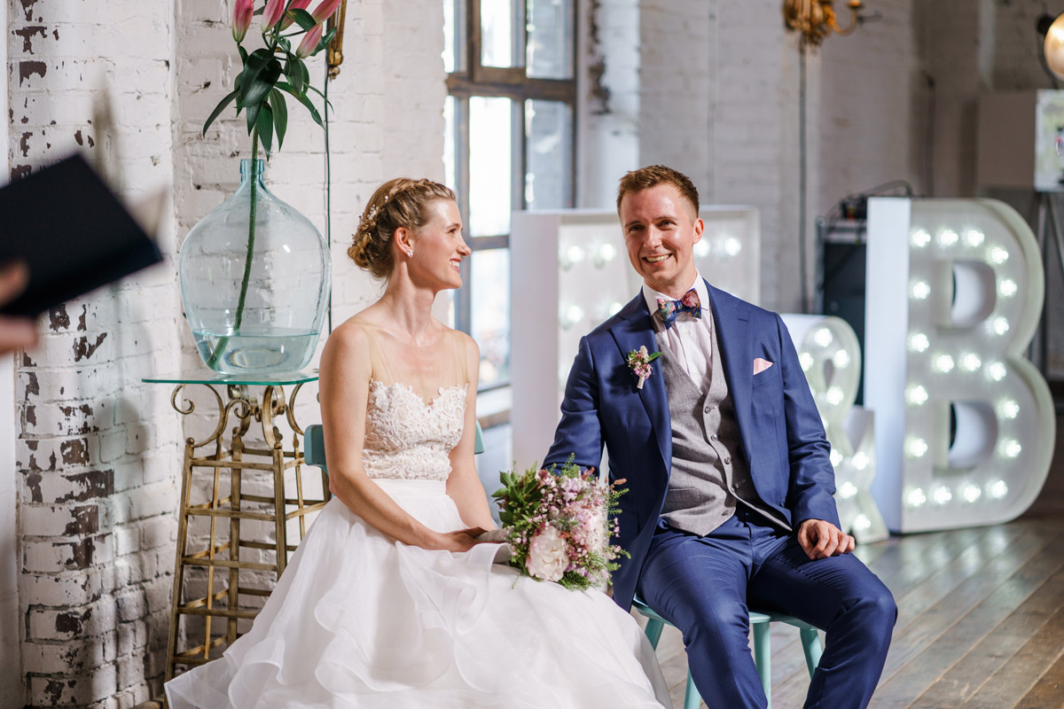 Hochzeitsfotos Berlin - vintage Hochzeit in Berlin - so schön kann Heiraten mit freier Trauung nach dem Standesamt in der Hochzeitslocation Von Greifswald sein - Hochzeitsfotos von #hochzeitslicht © www.hochzeitslicht.de