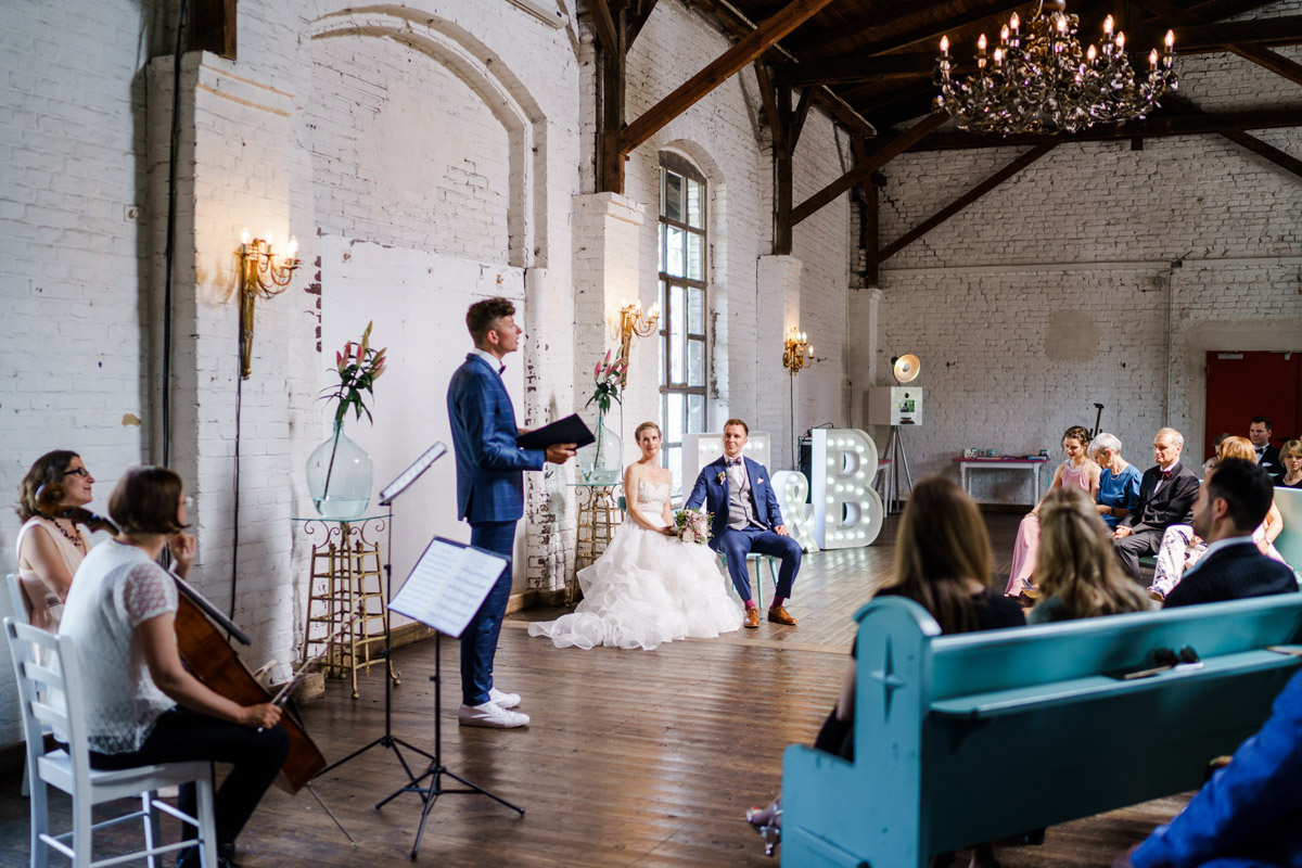 Hochzeitsfotos Berlin - vintage Hochzeit in Berlin - so schön kann Heiraten mit freier Trauung nach dem Standesamt in der Hochzeitslocation Von Greifswald sein - Hochzeitsfotos von #hochzeitslicht © www.hochzeitslicht.de