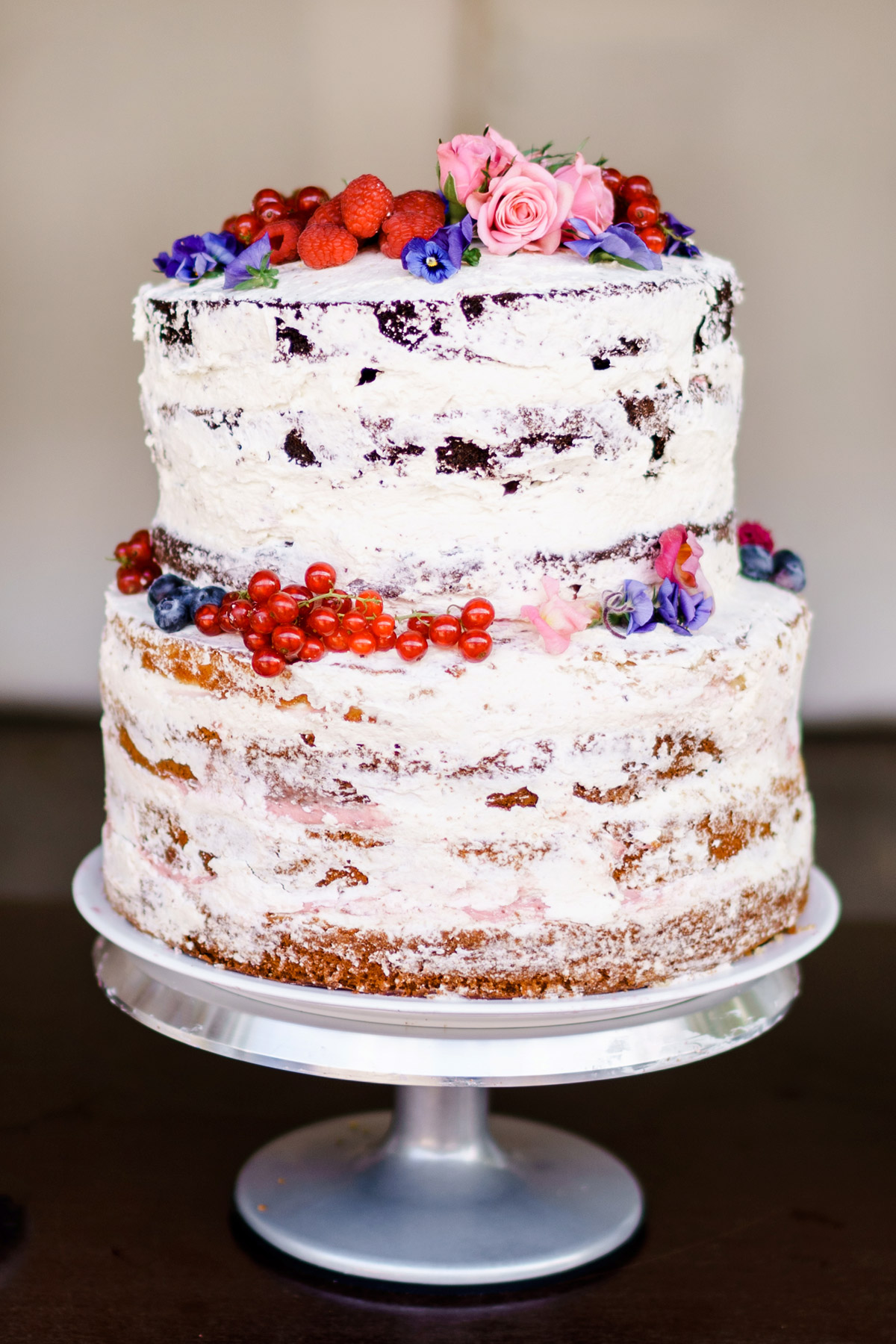 vintage DIY-Hochzeitstorte: Wer liebt keine Torte zur Hochzeit? Naked Cake schlicht mit Blumen ist eine tolle Hochzeitskuchen Inspiration - Aber Vorsicht: Nicht den Kühlschrank plündern. #weddingcake auf vintage Hochzeit in Berlin - Hochzeitsfoto von #hochzeitslicht © www.hochzeitslicht.de