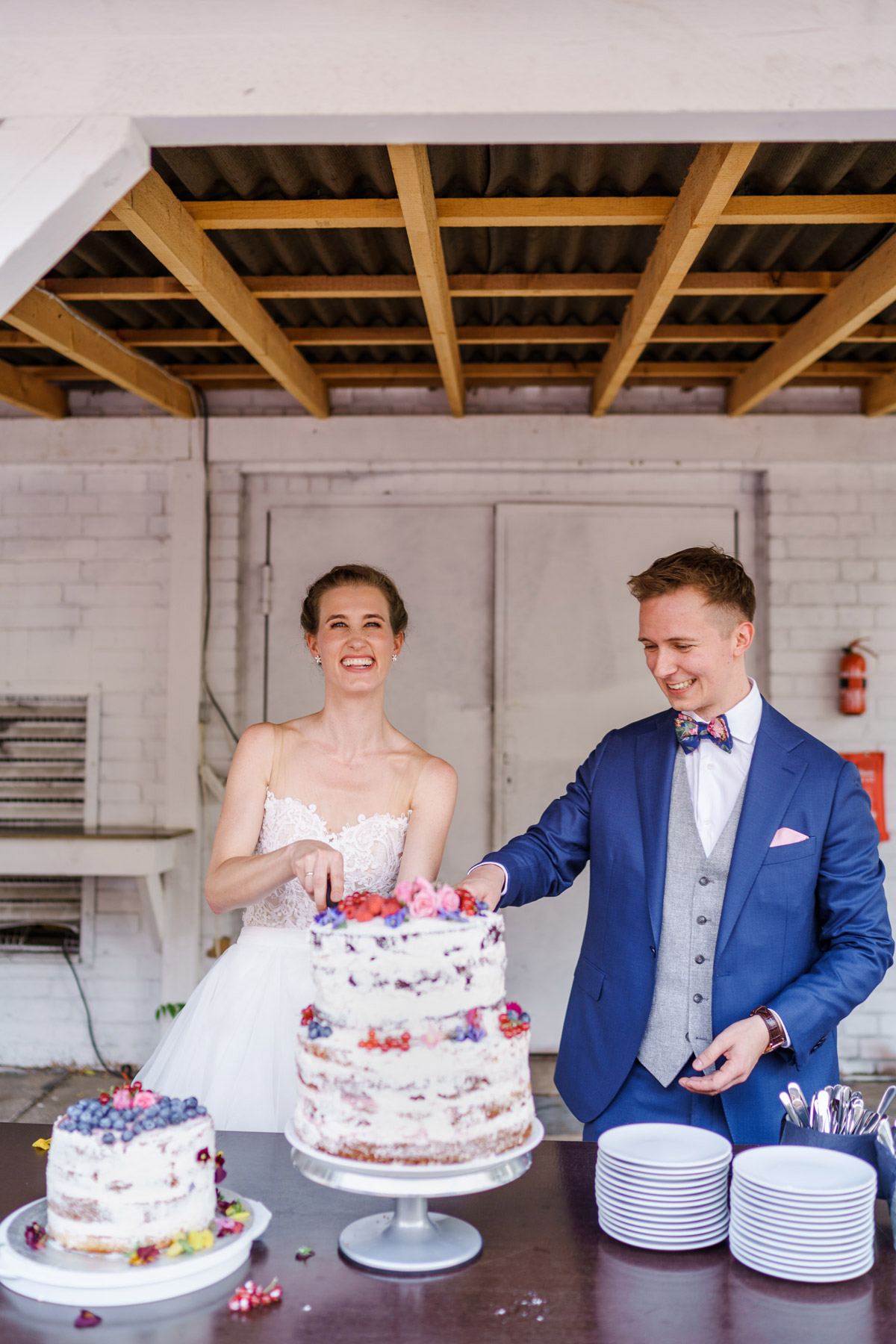 Idee vintage DIY-Hochzeitstorte: Wer liebt keine Torte zur Hochzeit? Naked Cake schlicht mit Blumen ist eine tolle Hochzeitskuchen Inspiration - Aber Vorsicht: Nicht den Kühlschrank plündern. #weddingcake auf vintage Hochzeit in Berlin - Hochzeitsfoto von #hochzeitslicht © www.hochzeitslicht.de Hochzeitsfoto Anschneiden Hochzeitstorte