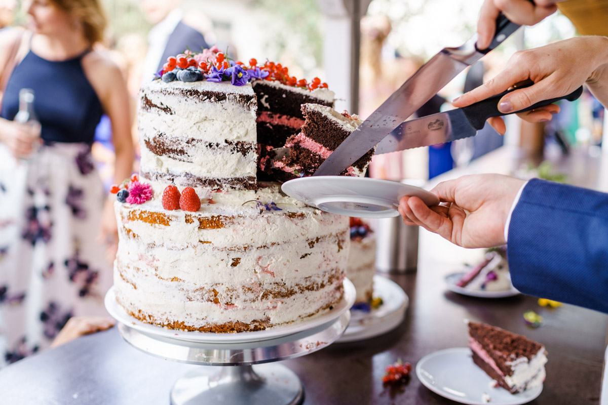 Idee vintage DIY-Hochzeitstorte: Wer liebt keine Torte zur Hochzeit? Naked Cake schlicht mit Blumen ist eine tolle Hochzeitskuchen Inspiration - Aber Vorsicht: Nicht den Kühlschrank plündern. #weddingcake auf vintage Hochzeit in Berlin - Hochzeitsfoto von #hochzeitslicht © www.hochzeitslicht.de Hochzeitsfoto Anschneiden Hochzeitstorte