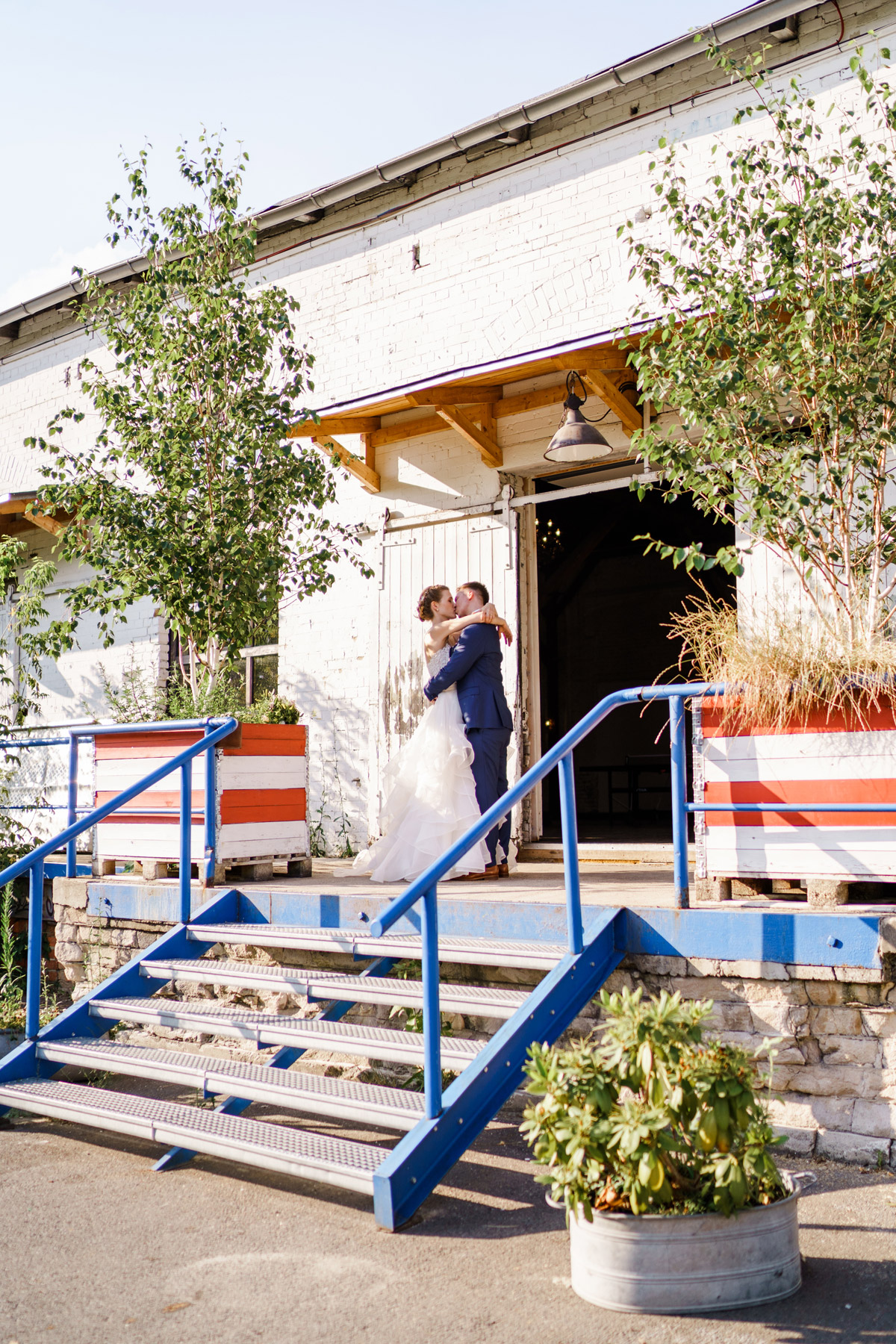 moderne Hochzeitsfotos: Brautpaarfotos, die das Hochzeitspaar in urbaner Berlin-Architektur klein zeigen, sind beliebt. #Hochzeitsfotoshooting #Ideen #brautpaarfotos #hochzeit #tipps von vintage Hochzeit in Berlin - so schön kann Heiraten mit freier Trauung nach dem Standesamt in der Hochzeitslocation Von Greifswald sein - Hochzeitsfotos von #hochzeitslicht © www.hochzeitslicht.de