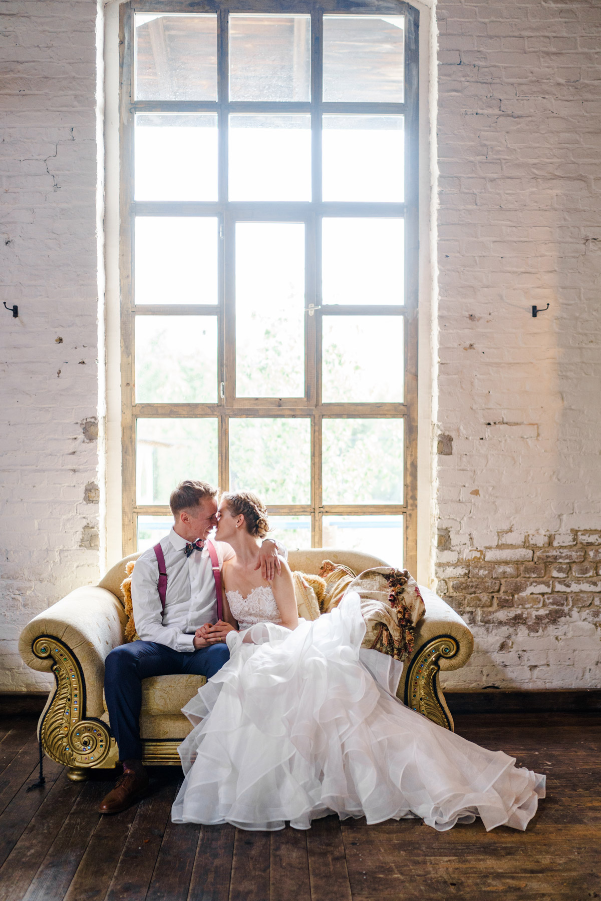 Hochzeit fotografieren Tipps: wenn es regnet, lohnt sich ein großes Fenster und oft ist es vorteilhaft das Brautpaar im Sitzen zu fotografieren #hochzeit #tipps #regenhochzeit #hochzeitsfotos #hochzeitsbilder von vintage Hochzeit in Berlin - so schön kann Heiraten mit freier Trauung nach dem Standesamt in der Hochzeitslocation Von Greifswald sein - Hochzeitsfotos von #hochzeitslicht © www.hochzeitslicht.de