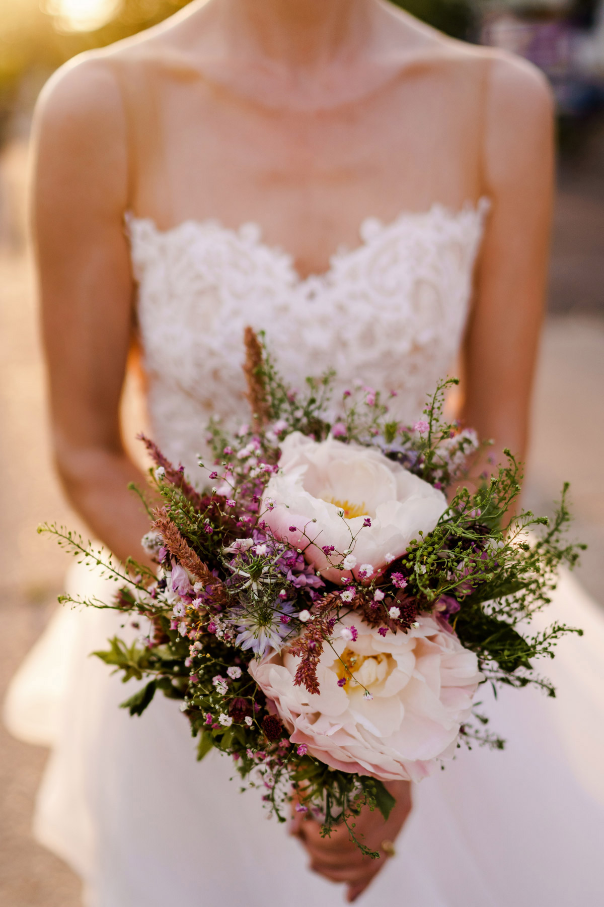 Pfingstrosen zur Hochzeit: Perfekter Brautstrauß zum Standesamt - romantisch mit rosafarbenen Pfingstrosen und locker, modern durch Wildblumen in Rosa, Pink und Blau. #vintage #hochzeitsblumen #brautstrauß in runder Form auf vintage Hochzeit in Berlin - Hochzeitsfotos von #hochzeitslicht © www.hochzeitslicht.dein #bridalbouquet #weddingflowers #peonies