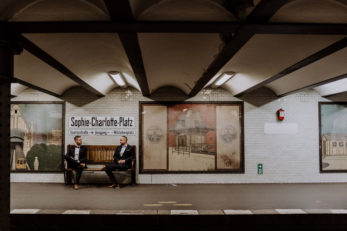 Idee Hochzeitsfotos urbane Berlin Hochzeit - Villa Kogge Standesamt Berlin urbane homo Hochzeit Fotoshooting von Hochzeitsfotograf © www.hochzeitslicht.de #hochzeitslicht #gleichgeschlechtlich #homo #hochzeit #männer #schwul #gaywedding #urban gay wedding photos grooms, gay wedding outfit mens fashion photos grooms, gay wedding photos grooms, gay wedding outfit mens fashion