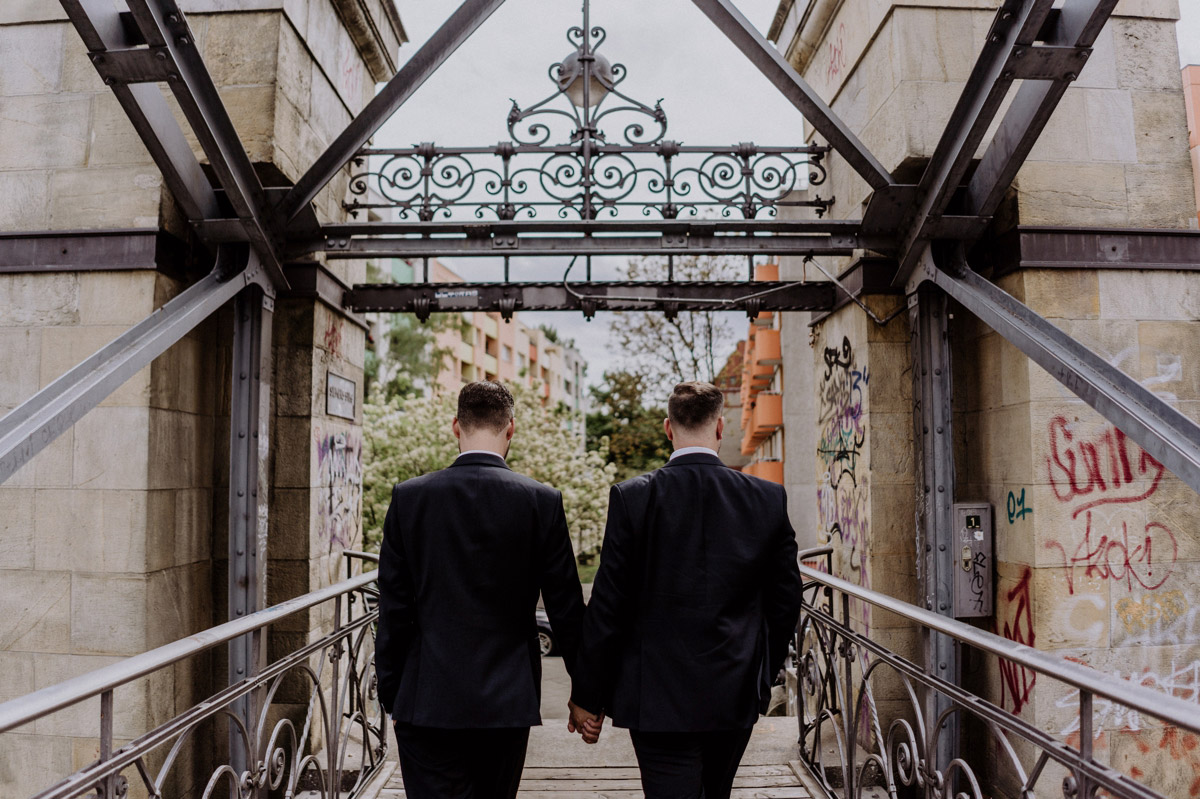 Männer Paar auf Brücke: gleichgeschlechtliche Hochzeit - homosexuelle, schwule Bräutigame heiraten in Villa Kogge Standesamt Berlin; Ideen für urbane homo Hochzeitsfotos von #hochzeitslicht Hochzeitsfotograf © www.hochzeitslicht.de #gaywedding #grooms #samesex #homoehe