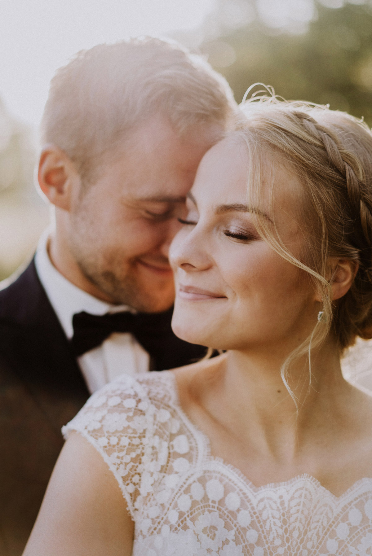 Braut Make up Hochzeit natürlich blonde Haare braune Augen helle Haut; Brautfrisur locker gesteckt mit Haarkamm und geflochtenem Haarkranz mit weißen und pinkroten Hochzeitsblumen #braut #brautmakeup #brautfrisur #hochzeitsfrisur