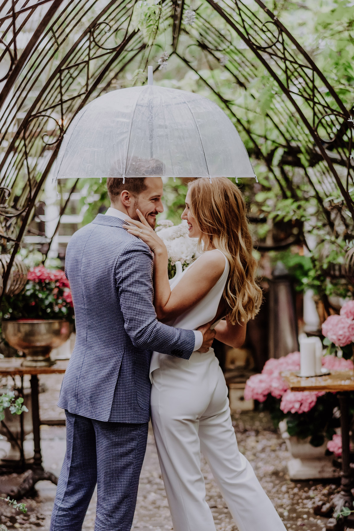 Hochzeit, Regen und Fotoshooting? Bereitet euch nicht nur mit Regenschirm auf euer Brautpaarshooting vor! Foto Ideen und Tipps zur Regenhochzeit; boho Hochzeit mit transparentem Schirm und boho Brautstrauß; Standesamt Hochzeit Hochzeitsfotografin Berlin © www.hochzeitslicht.de #hochzeitslicht #hochzeit #regenschirm #standesamt 