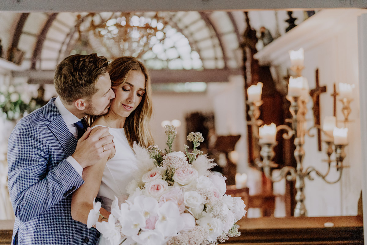 natürliche Brautpaarfotos Standesamt Hochzeit Foto Ideen und Tipps Regenhochzeit von Hochzeitsfotografin Berlin © www.hochzeitslicht.de #hochzeitslicht