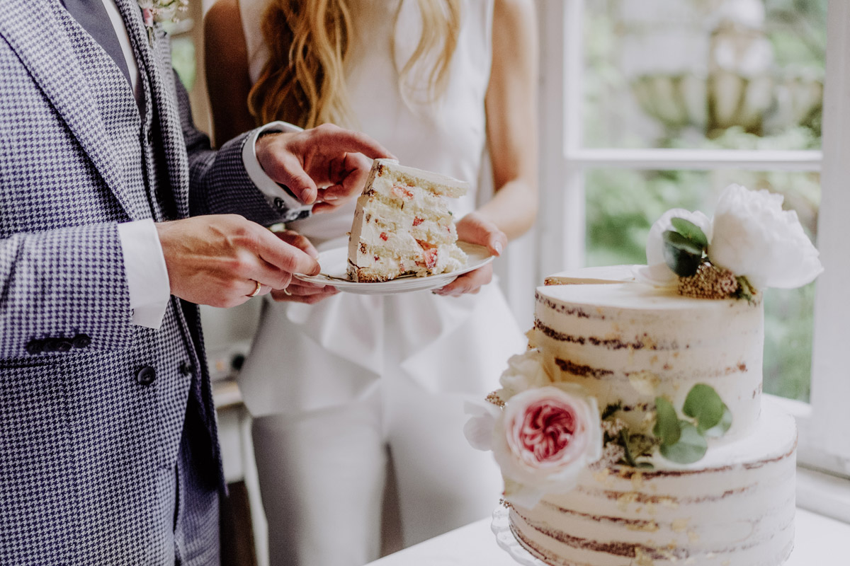 Foto Hochzeit Anschneiden Torte - Standesamt Hochzeit Foto Ideen und Tipps Regenhochzeit von Hochzeitsfotografin Berlin © www.hochzeitslicht.de #hochzeitslicht