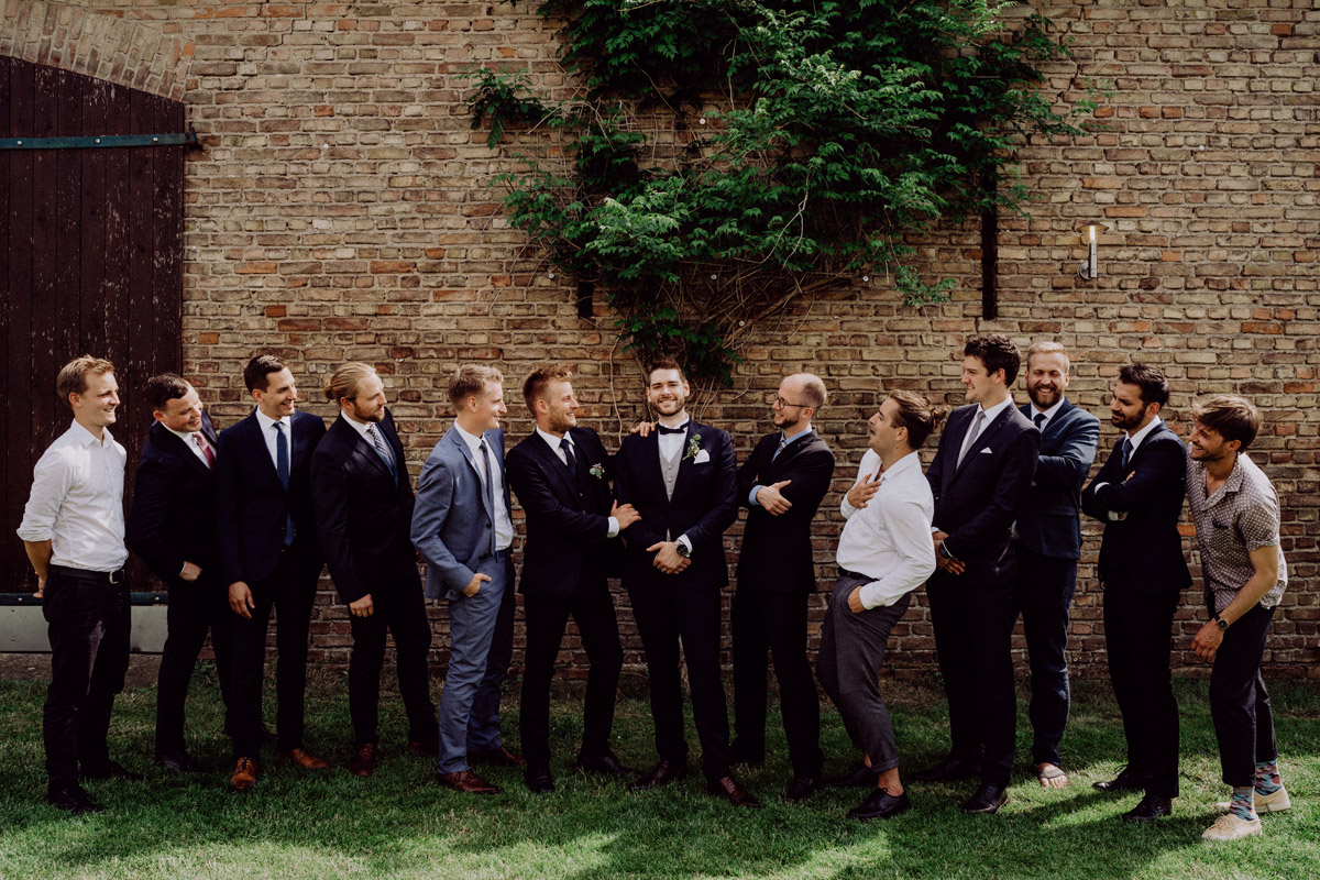 Idee Gruppenfoto Bräutigam mit allen Männern - DIY Scheunenhochzeit mit Standesamt im Hof Landlust Falkenthal von vintage Hochzeitsfotografin aus Berlin #hochzeitslicht © www.hochzeitslicht.de