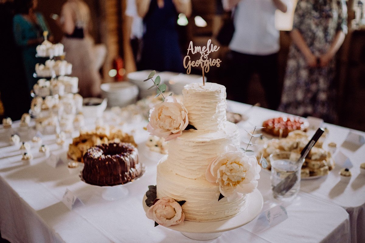 Idee DIY Hochzeitstorte - DIY Scheunenhochzeit mit Standesamt im Hof Landlust Falkenthal von vintage Hochzeitsfotografin aus Berlin #hochzeitslicht © www.hochzeitslicht.de