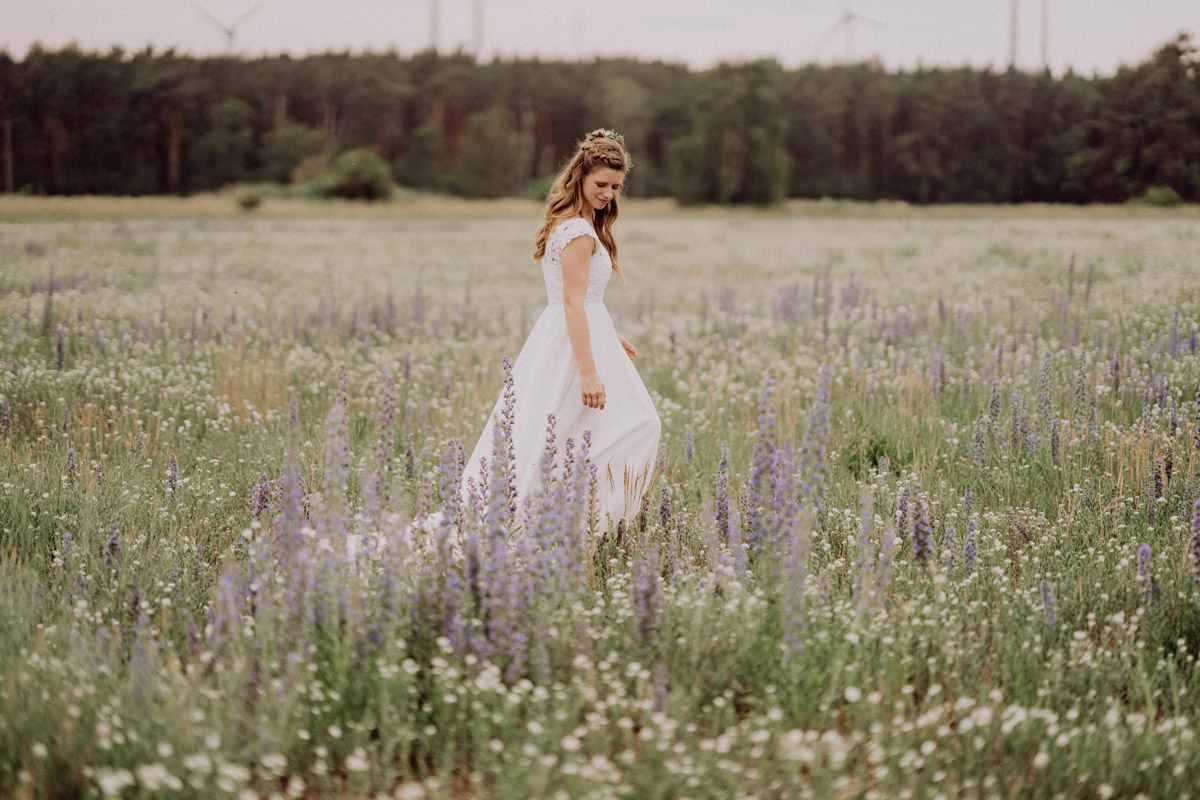 Hochzeitsfoto Braut Blumenwiese - DIY Scheunenhochzeit mit Standesamt im Hof Landlust Falkenthal von vintage Hochzeitsfotografin aus Berlin #hochzeitslicht © www.hochzeitslicht.de