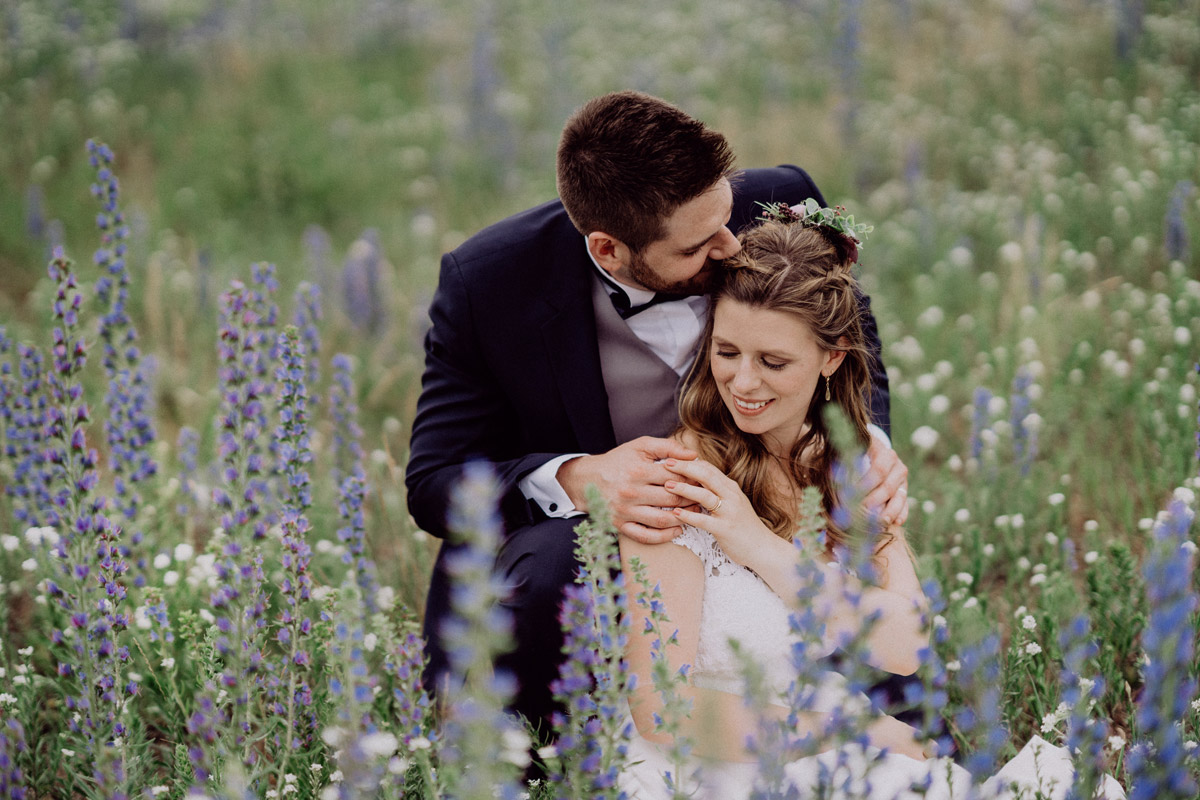 Idee Paarfotoshooting Wiese Sommer - DIY Scheunenhochzeit mit Standesamt im Hof Landlust Falkenthal von vintage Hochzeitsfotografin aus Berlin #hochzeitslicht © www.hochzeitslicht.de