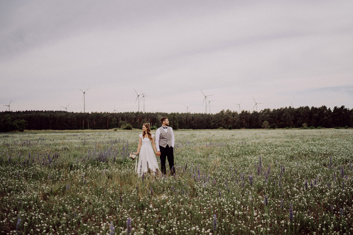 modernes Paarfoto Hochzeit - DIY Scheunenhochzeit mit Standesamt im Hof Landlust Falkenthal von vintage Hochzeitsfotografin aus Berlin #hochzeitslicht © www.hochzeitslicht.de