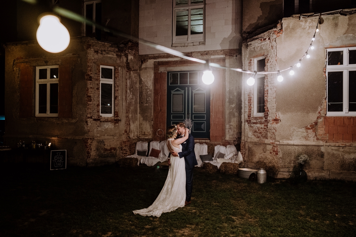 Garten Hochzeit Ideen zuhause feiern nach Standesamt kleine Hochzeitsfeier draußen zu Hause mit boho, vintage und DIY Hochzeit Dekoration für Tisch und Zelt im Garten in Brandenburg von Hochzeitsfotografin aus Berlin #hochzeitslicht © www.hochzeitslicht.de