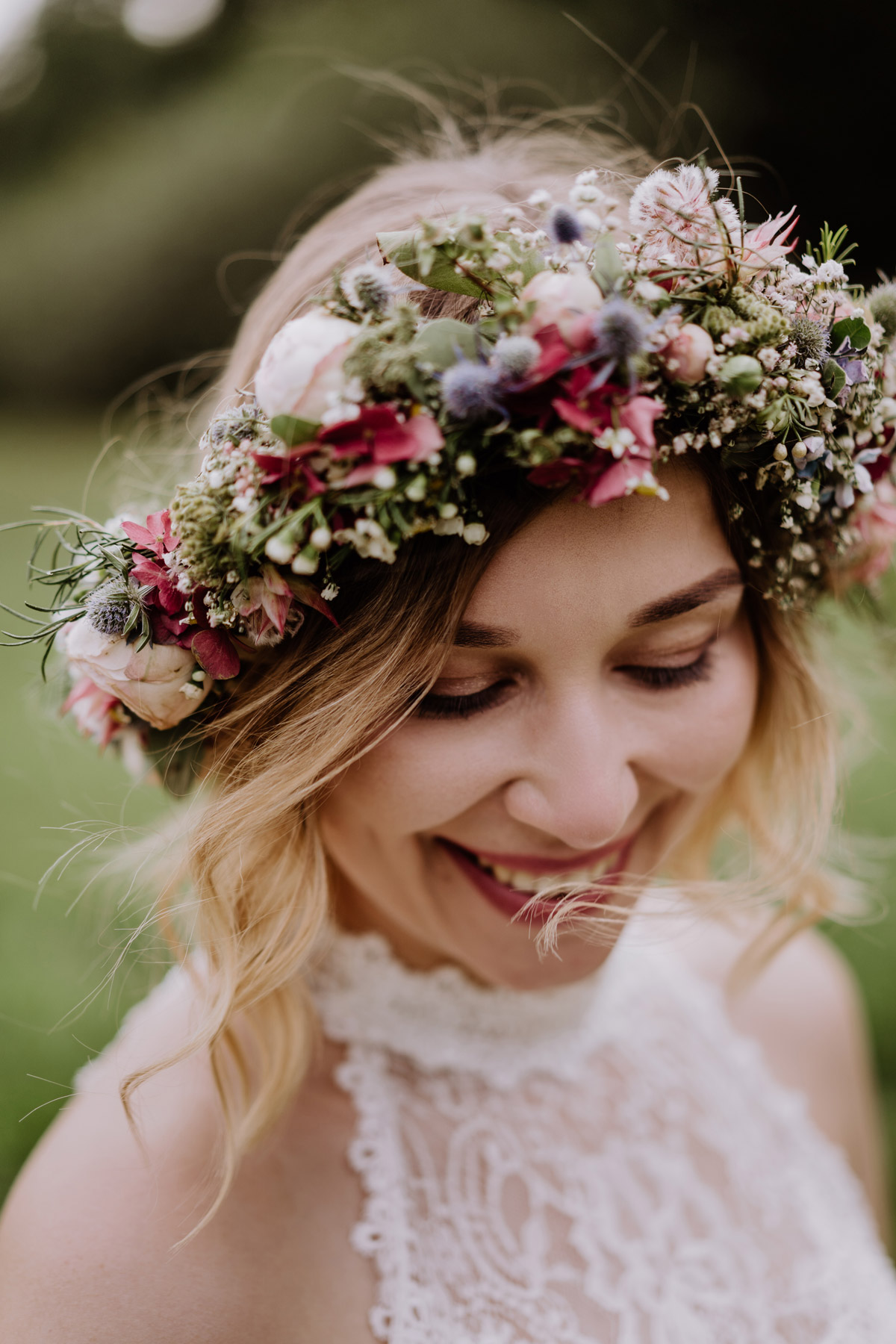 Braut Frisur Make up: beauty real bride #bridemakeup natürliche #Brautfrisur für schulterlange blonde Haare mit Locken und Blumenkranz von echten Bräuten, natürliches Styling #Brautportraits #bride #weddinghair #bridalhair #flowercrown #gartenhochzeit von Hochzeitsfotografin aus Berlin #hochzeitslicht © www.hochzeitslicht.de