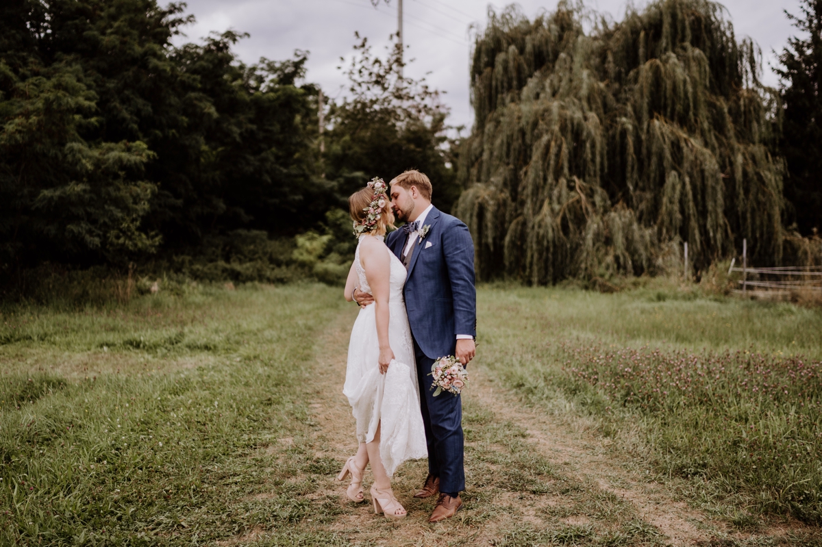 Fotoshooting Hochzeit Natur - Garten Hochzeit Ideen zuhause feiern nach Standesamt kleine Hochzeitsfeier draußen zu Hause mit boho, vintage und DIY Hochzeit Dekoration für Tisch und Zelt im Garten in Brandenburg von Hochzeitsfotografin aus Berlin #hochzeitslicht © www.hochzeitslicht.de