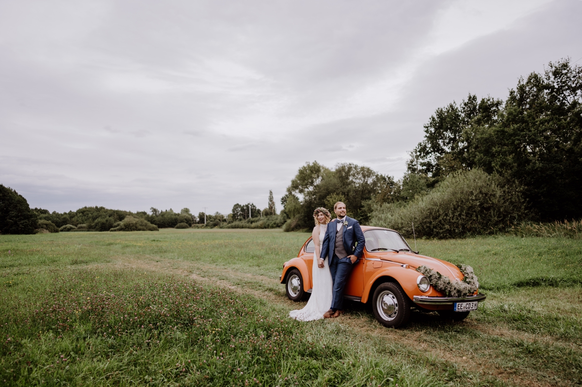 Fotoshooting Hochzeit Feld - Garten Hochzeit Ideen zuhause feiern nach Standesamt kleine Hochzeitsfeier draußen zu Hause mit boho, vintage und DIY Hochzeit Dekoration für Tisch und Zelt im Garten in Brandenburg von Hochzeitsfotografin aus Berlin #hochzeitslicht © www.hochzeitslicht.de