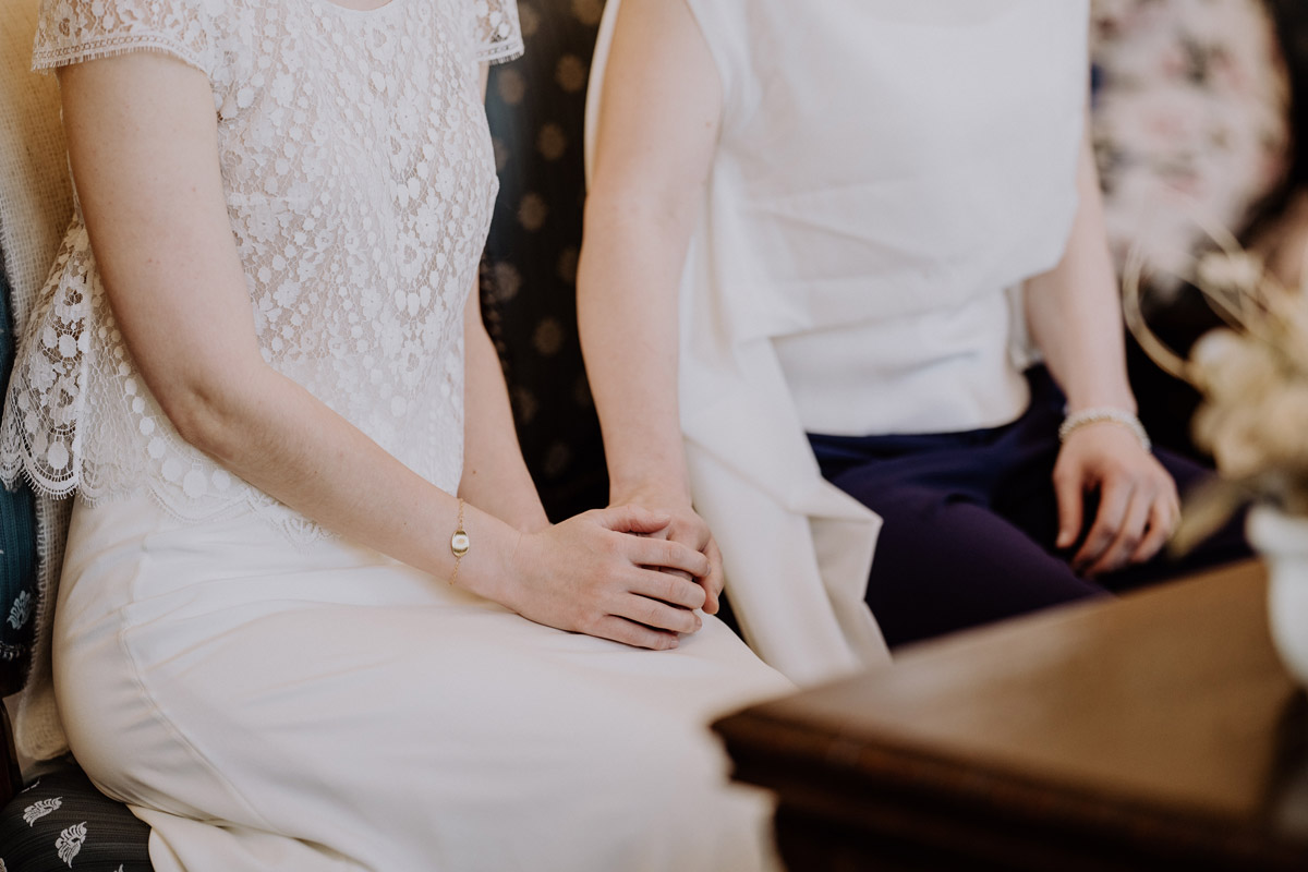 Hochzeitsfotos Trauung Standesamt zwei Frauen - lesbische Hochzeit Frauen im Standesamt in Brandenburg im Schloss Oranienburg und Hochzeitsfeier im Von Greifswald in Hochzeitslocation Berlin; Homosexuelle Hochzeitsbilder von Hochzeitsfotografin © www.hochzeitslicht.de #hochzeitslicht #gleichgeschlechtlich #homo #hochzeit #frauen #lesbisch #gaywedding