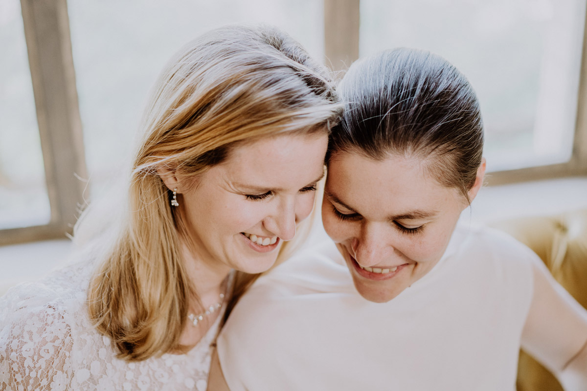 Fotoshooting lesbische Hochzeit Frauen im Standesamt in Brandenburg im Schloss Oranienburg und Hochzeitsfeier im Von Greifswald in Hochzeitslocation Berlin; Homosexuelle Hochzeitsbilder von Hochzeitsfotografin © www.hochzeitslicht.de #hochzeitslicht #gleichgeschlechtlich #homo #hochzeit #frauen #lesbisch #gaywedding