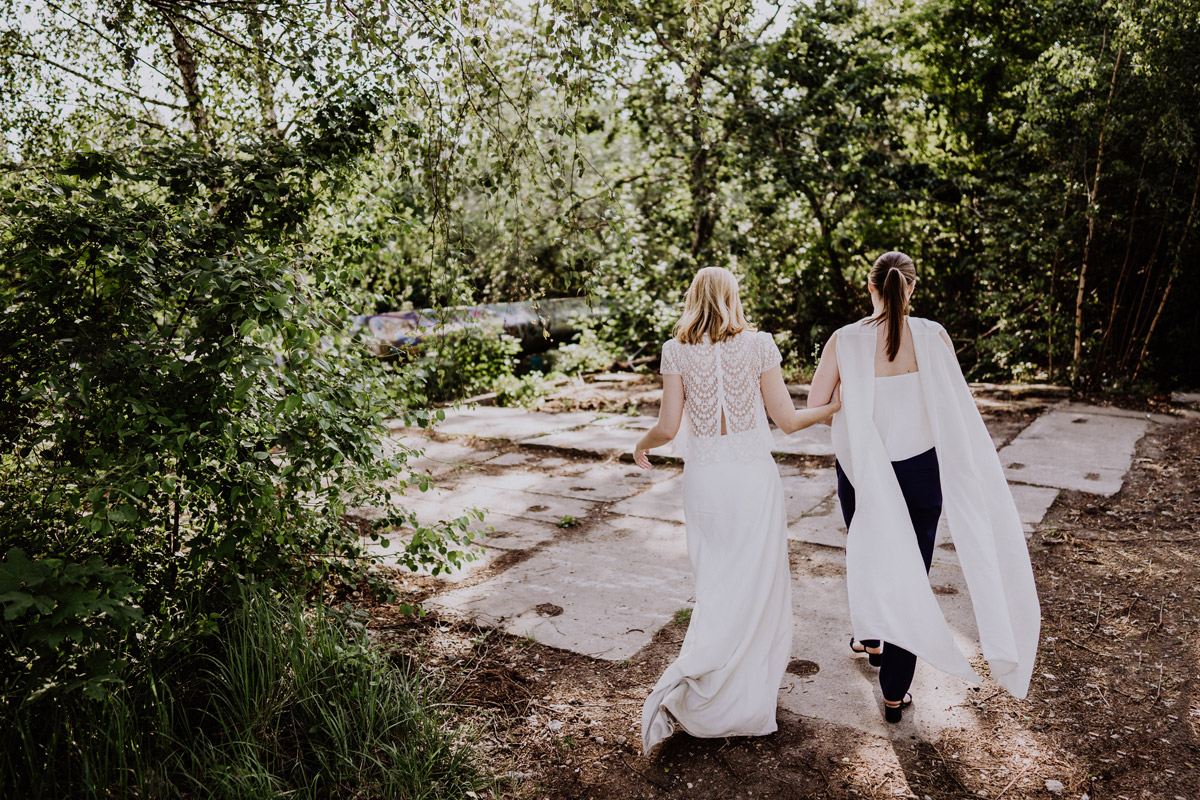 Idee Hochzeitsfoto zwei Bräute lesbische Hochzeit Frauen im Standesamt in Brandenburg im Schloss Oranienburg und Hochzeitsfeier im Von Greifswald in Hochzeitslocation Berlin; Homosexuelle Hochzeitsbilder von Hochzeitsfotografin © www.hochzeitslicht.de #hochzeitslicht #gleichgeschlechtlich #homo #hochzeit #frauen #lesbisch #gaywedding